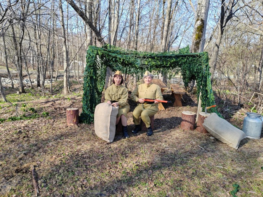 Инсталляция "Партизанский отряд"